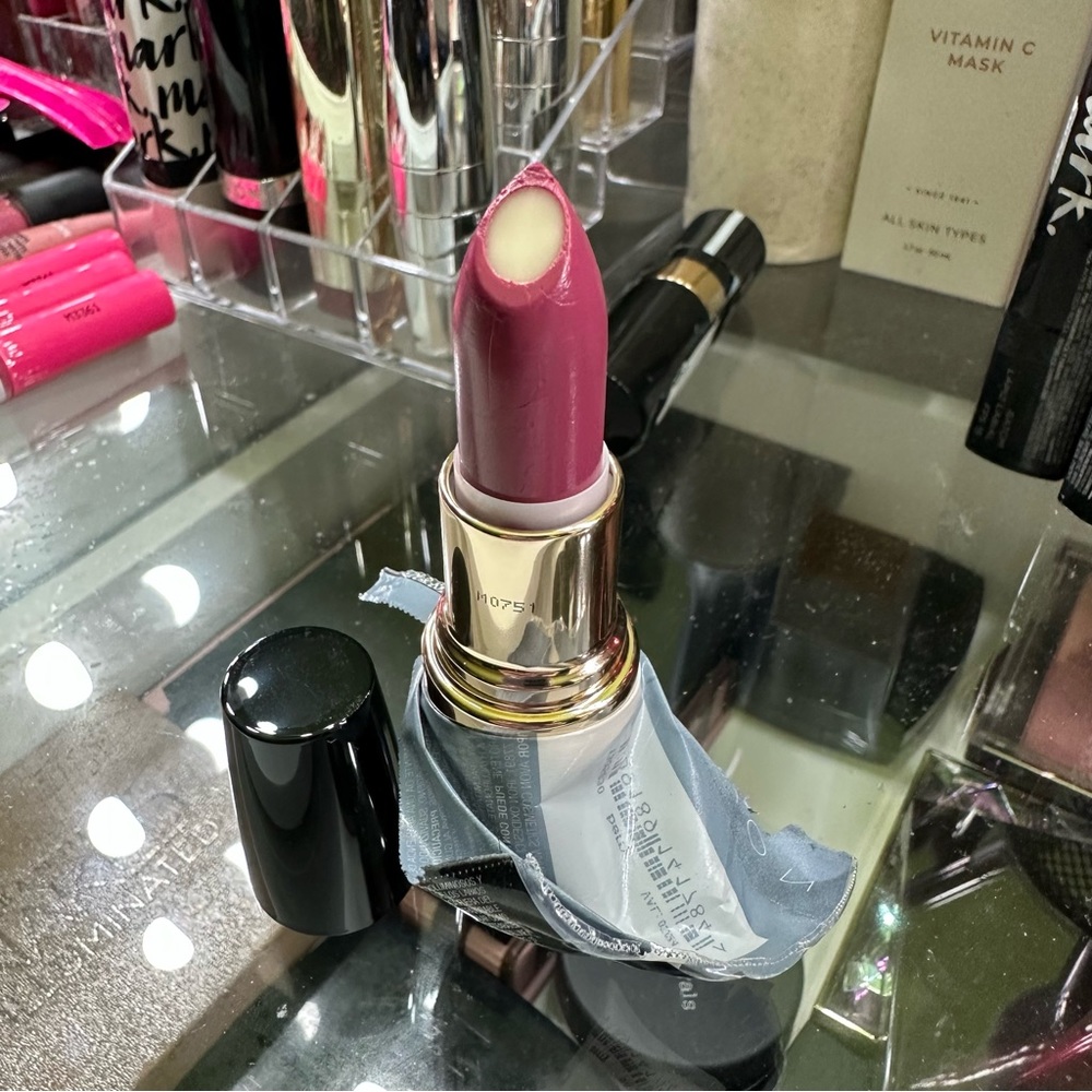 Avon Extra Plump Lipstick Berry - Picture 1 of 7
